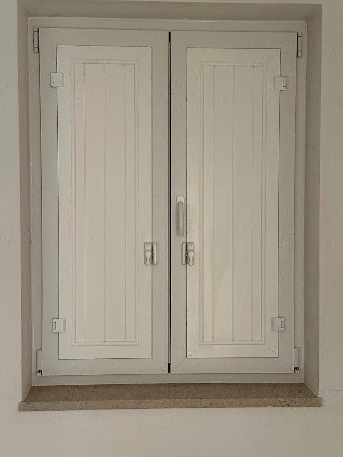 Janela com estore exterior branco